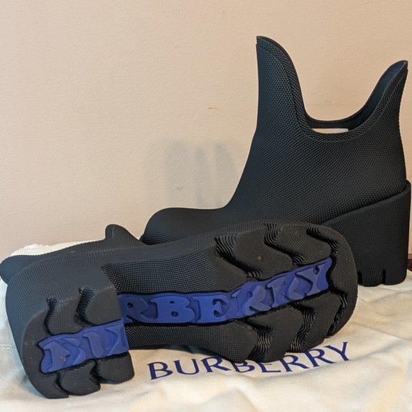 Burberry Frances Heel - Picture 3 of 3